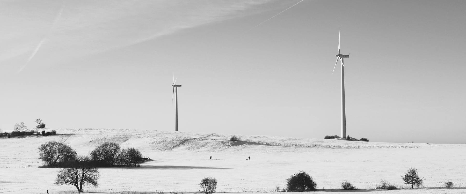 Windkraftanlagen auf einem verschneiten Feld