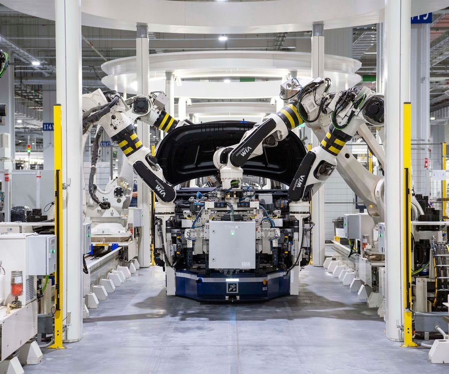 Moderne Produktionshalle mit Robotern
