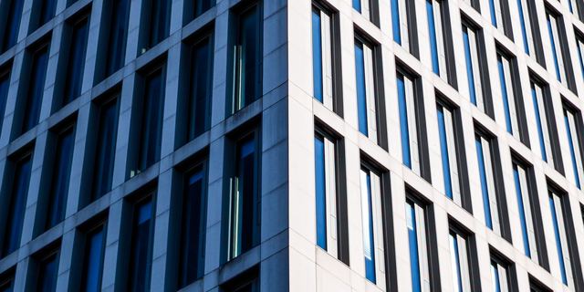 Modernes Bürogebäude mit Glasfassade