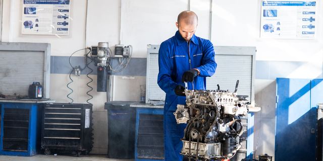 Mechaniker in einer Werkstatt