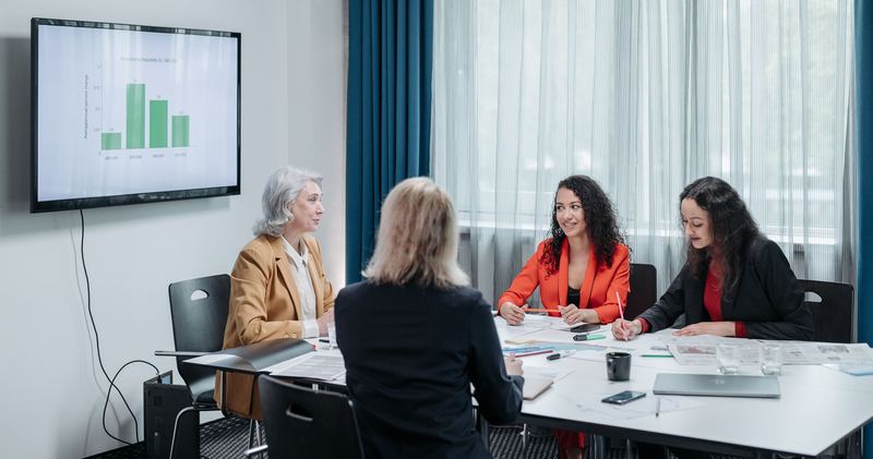 Team bei einer Besprechung im Büro