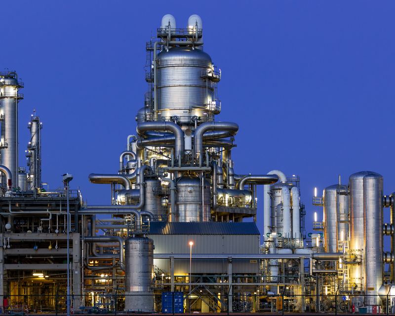 Industrieanlage in der Abenddämmerung